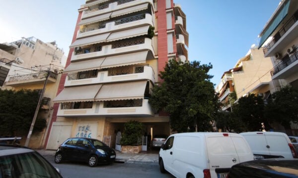 Καλλιθέα: Κάτοικοι λένε ότι τους ειδοποίησαν για βόμβες στη Λασκαρίδου και να βγουν έξω – Απομακρύνθηκαν τα φιαλίδια