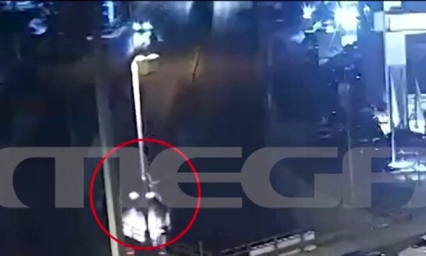 Καλλιθέα: 27χρονη οδηγός μηχανής στο νοσοκομείο με τραύματα – Καρέ καρέ το τροχαίο ατύχημα