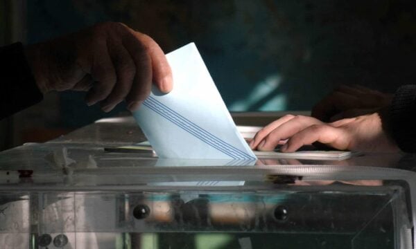 Δημοσκόπηση Pulse: Η ΝΔ προηγείται της ΕΛΑΣ με 11,5 μονάδες – Πώς κρίνουν οι πολίτες τα μέτρα για τα καύσιμα
