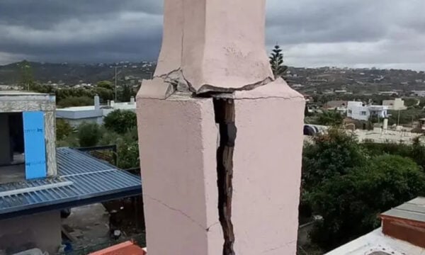 Κρήτη: Κεραυνός διέλυσε καμινάδα σπιτιού στον Καρτερό Ηρακλείου – «Νομίζαμε ότι έπεσε βόμβα»