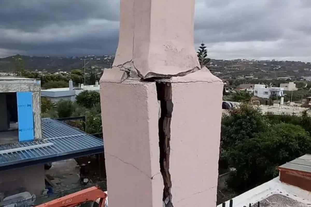 Κρήτη: Κεραυνός διέλυσε καμινάδα σπιτιού στον Καρτερό Ηρακλείου – «Νομίζαμε ότι έπεσε βόμβα»