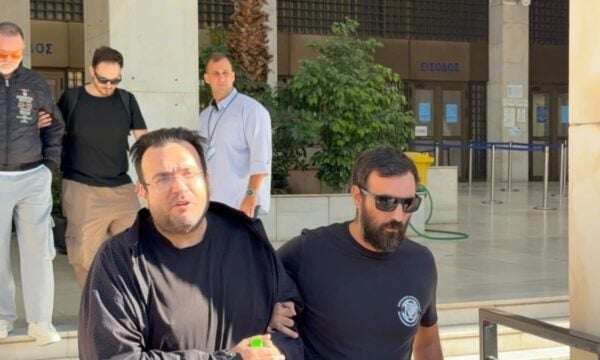 Φίλιππος Καμπούρης: Με τη σύζυγό του στον ανακριτή – «Είμαι αθώος, είναι σκευωρία» δήλωσε έξω από τη ΓΑΔΑ