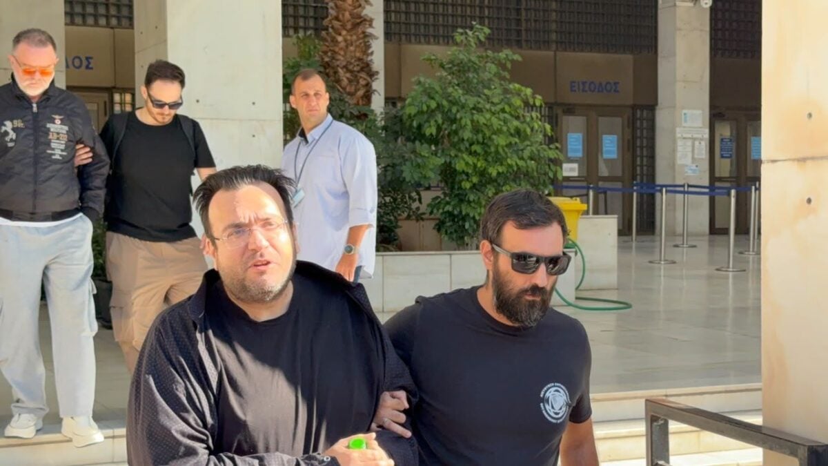 Φίλιππος Καμπούρης: Με τη σύζυγό του στον ανακριτή – «Είμαι αθώος, είναι σκευωρία» δήλωσε έξω από τη ΓΑΔΑ