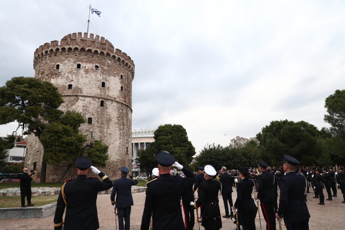 Θεσσαλονίκη: Οι 21 κανονιοβολισμοί εντυπωσίασαν κατά την έπαρση της ελληνικής σημαίας στον Λευκό Πύργο 10 Θεσσαλονίκη: Οι 21 κανονιοβολισμοί εντυπωσίασαν κατά την έπαρση της ελληνικής σημαίας στον Λευκό Πύργο