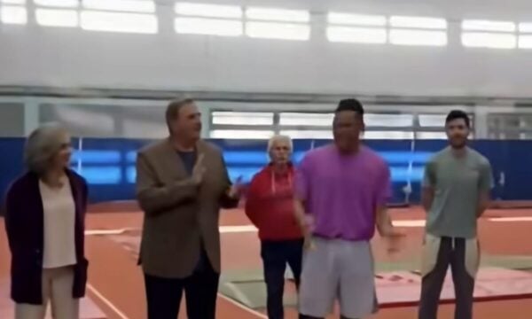 Εμμανουήλ Καραλής: Έκπληξη με τούρτα για τα 27α γενέθλιά του πριν από την προπόνηση στο κλειστό του ΟΑΚΑ
