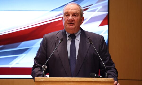 Καραμανλής: Χρειάζεται πολυδιάστατη εξωτερική πολιτική – Αιχμές για τα «δύο μέτρα και δύο σταθμά» της Δύσης