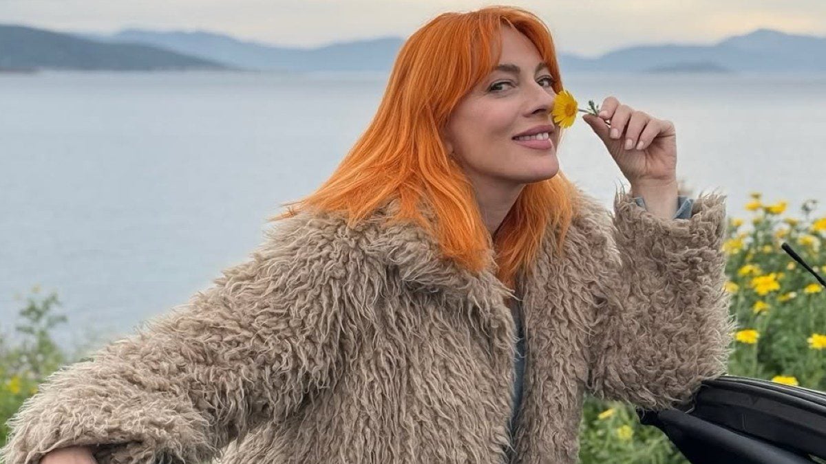 Σμαράγδα Καρύδη: Η αντίδρασή της στην ερώτηση για νέο έρωτα – Η αμήχανη απάντηση στην κάμερα του ALPHA (Βίντεο) 11 Η Σμαράγδα Καρύδη με φόντο τη θάλασσα