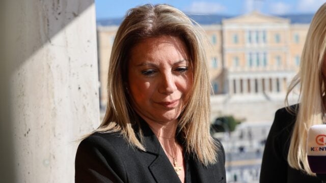 Μαρία Καρυστιανού: Κατέθεσε τελικά στεφάνι μόνη της στη Θεσσαλονίκη για την 28η Οκτωβρίου