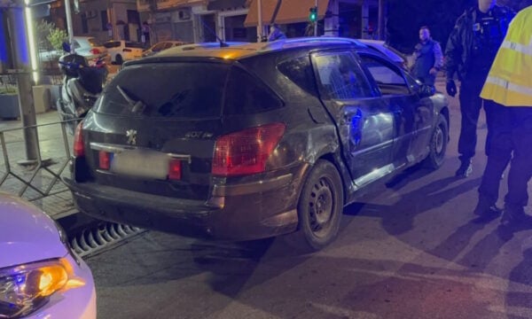 Θεσσαλονίκη: Οδηγός που μετέφερε μετανάστες τράκαρε ΙΧ και διέφυγε πεζός – Η καταδίωξη σε live μετάδοση