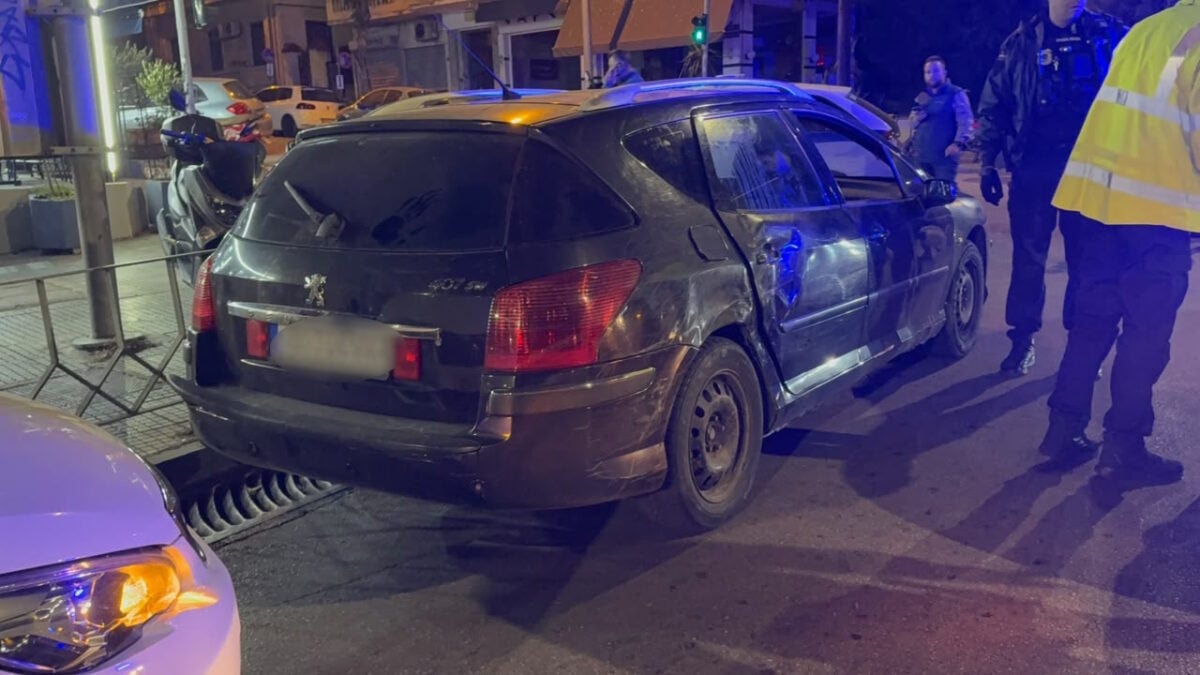 Θεσσαλονίκη: Οδηγός που μετέφερε μετανάστες τράκαρε ΙΧ και διέφυγε πεζός – Η καταδίωξη σε live μετάδοση