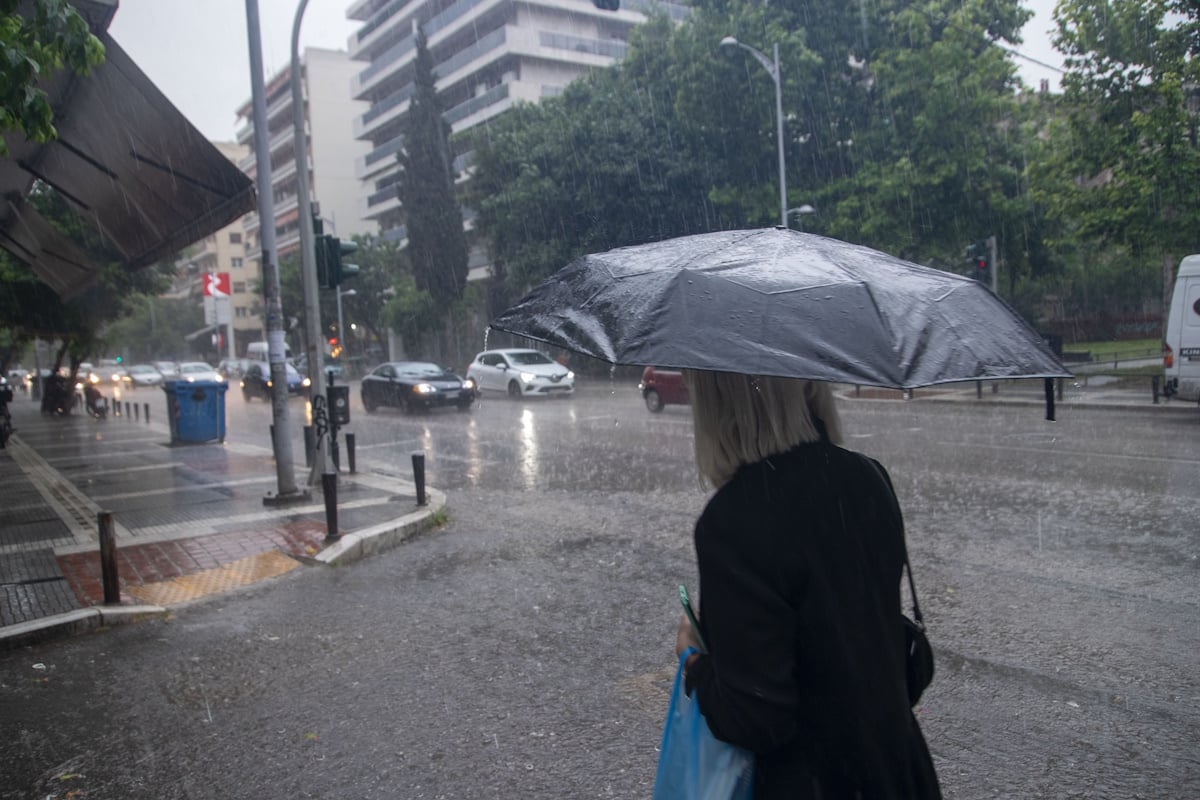 Καιρός: Άρχισαν οι βροχές και οι καταιγίδες – Ποιες περιοχές θα έχουν έντονα φαινόμενα