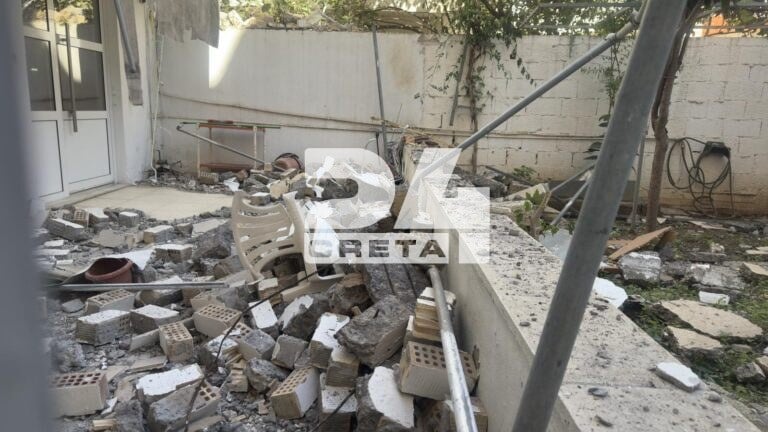 Ηράκλειο: Τμήμα πολυκατοικίας κατέρρευσε τα ξημερώματα στο Ατσαλένιο – Εικόνες σοκ 8 Ηράκλειο: Τμήμα πολυκατοικίας κατέρρευσε τα ξημερώματα στο Ατσαλένιο – Εικόνες σοκ