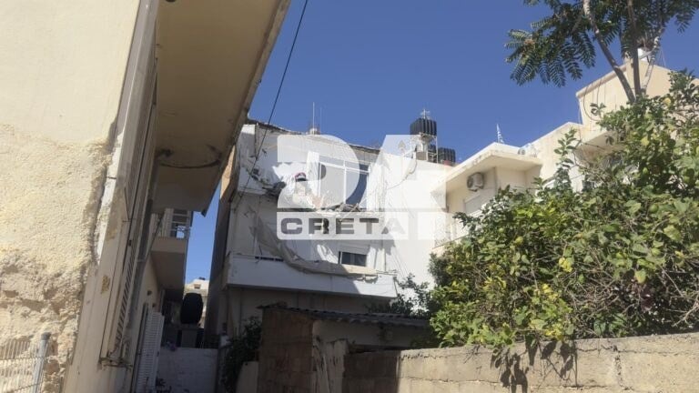 Ηράκλειο: Τμήμα πολυκατοικίας κατέρρευσε τα ξημερώματα στο Ατσαλένιο – Εικόνες σοκ 9 Ηράκλειο: Τμήμα πολυκατοικίας κατέρρευσε τα ξημερώματα στο Ατσαλένιο – Εικόνες σοκ