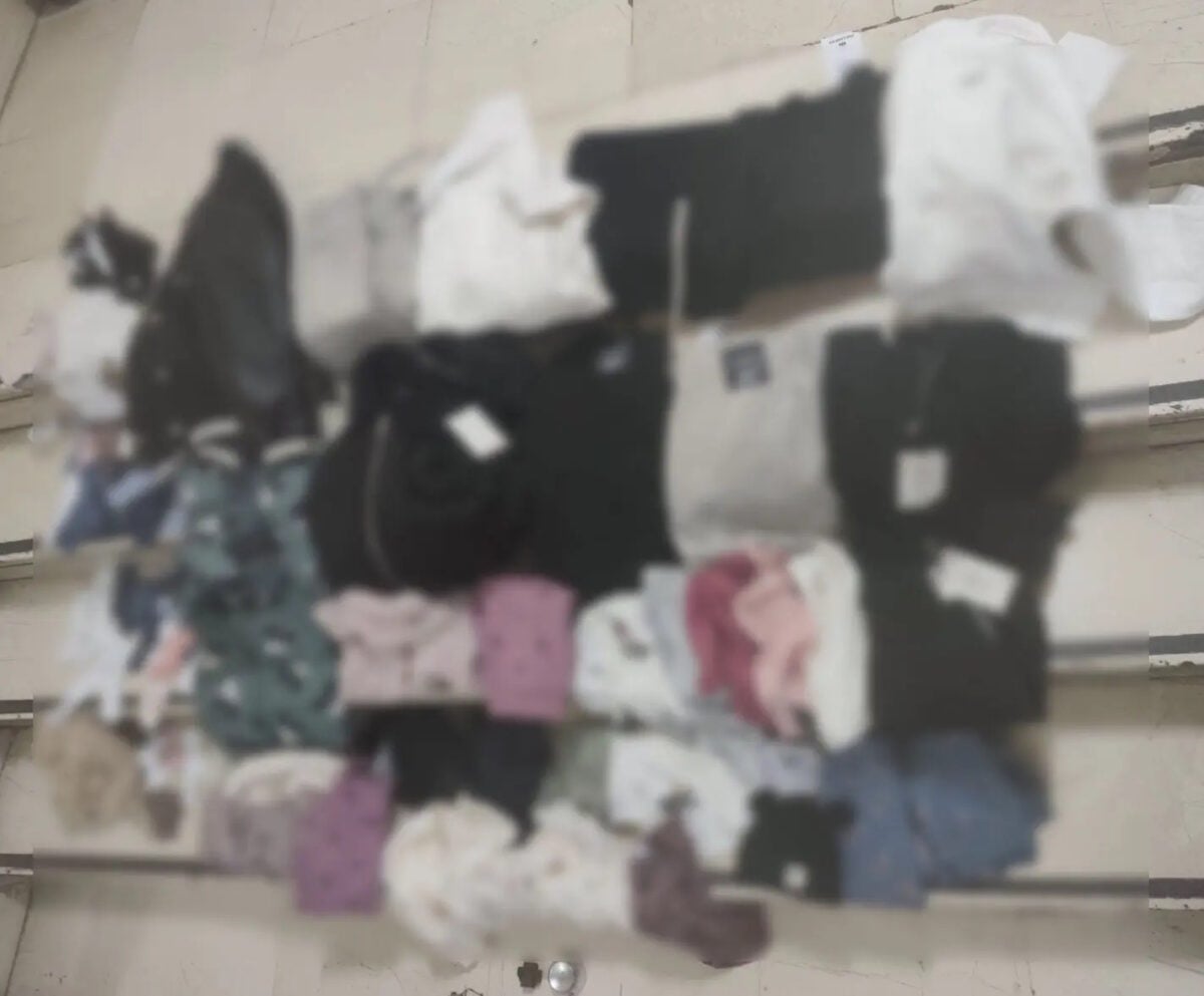 Αθήνα: Πέντε ανήλικοι έκλεβαν ρούχα από καταστήματα αφαιρώντας τα αντικλεπτικά με ειδικό μαγνήτη