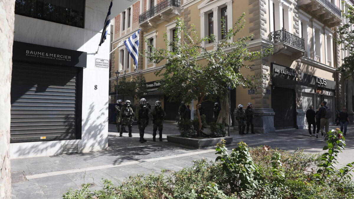 Βουκουρεστίου: Καταστήματα έκλεισαν προληπτικά λόγω των κινητοποιήσεων 1 Βουκουρεστίου: Καταστήματα έκλεισαν προληπτικά λόγω των κινητοποιήσεων