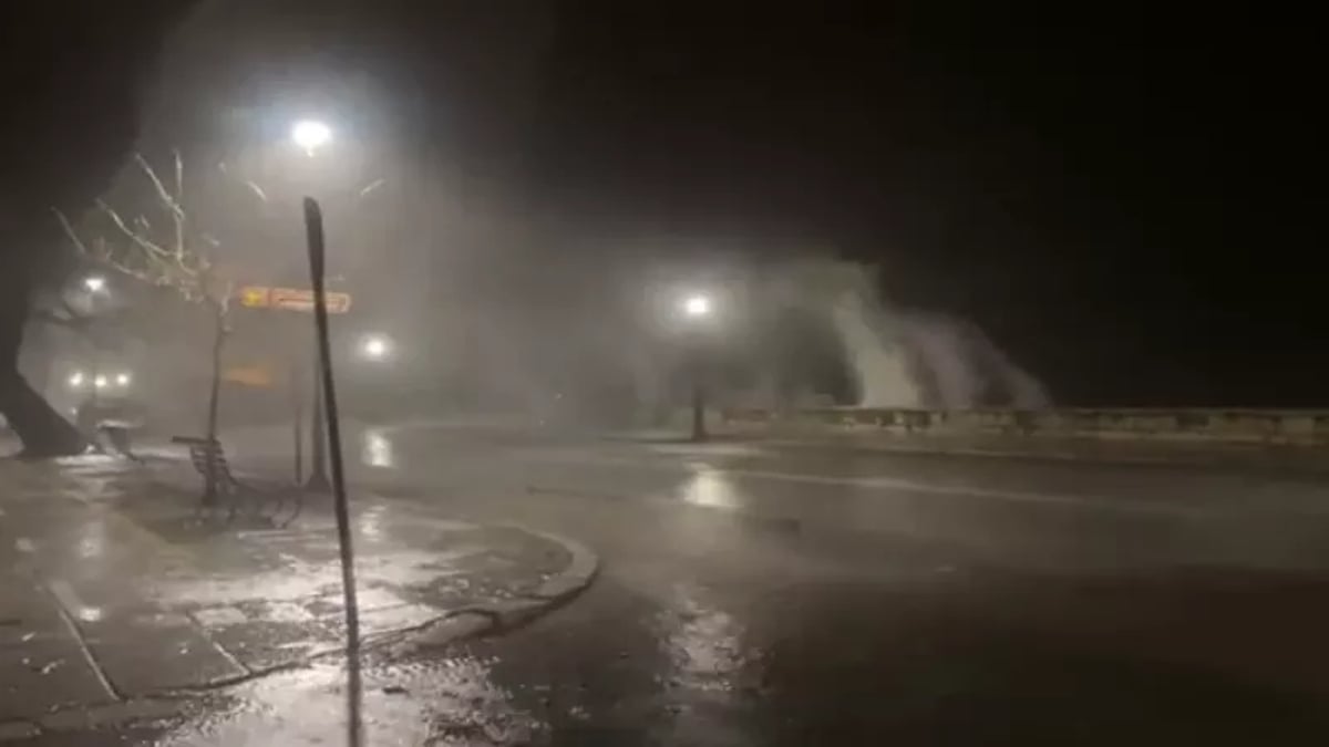 Σύμη: Η κακοκαιρία μετέτρεψε τους δρόμους σε ποτάμια