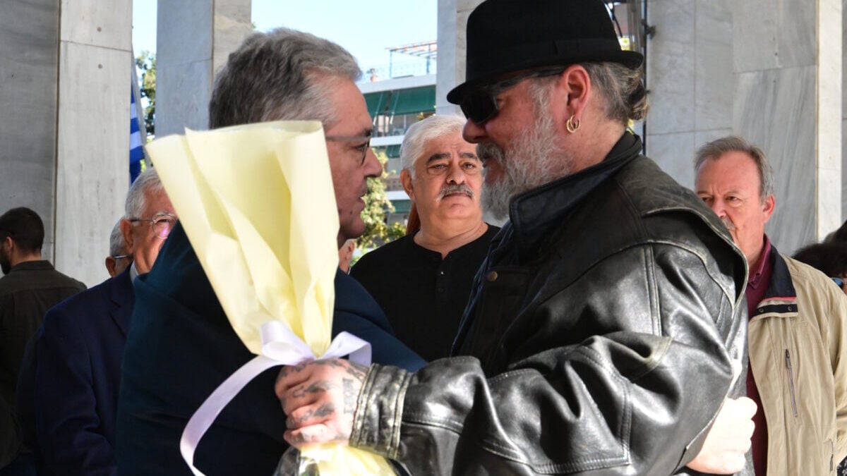 Μπέτυ Βαλάση: Δημήτρης Κουτσούμπας, Σεμίνα Διγενή και Άννα Φόνσου στην πολιτική κηδεία της ηθοποιού 9 Μπέτυ Βαλάση: Δημήτρης Κουτσούμπας, Σεμίνα Διγενή και Άννα Φόνσου στην πολιτική κηδεία της ηθοποιού