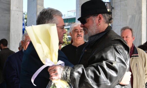 Μπέτυ Βαλάση: Δημήτρης Κουτσούμπας, Σεμίνα Διγενή και Άννα Φόνσου στην πολιτική κηδεία της ηθοποιού