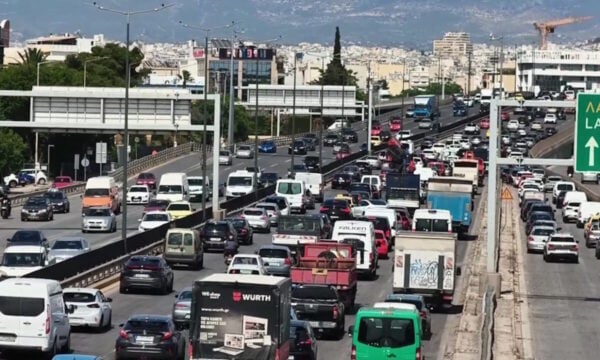 Κίνηση στους δρόμους: Τροχαίο στην κάθοδο του Κηφισού προκαλεί ουρές 12 χλμ. – Στο «κόκκινο» η Αττική Οδός και η Κηφισίας