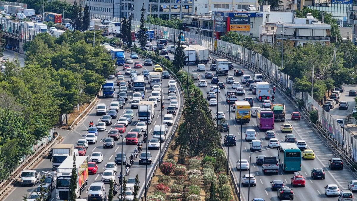 Κηφισός: Φωτιά σε όχημα κοντά στην Πέτρου Ράλλη προκαλεί κυκλοφοριακά προβλήματα 2 Κηφισός: Φωτιά σε όχημα κοντά στην Πέτρου Ράλλη προκαλεί κυκλοφοριακά προβλήματα