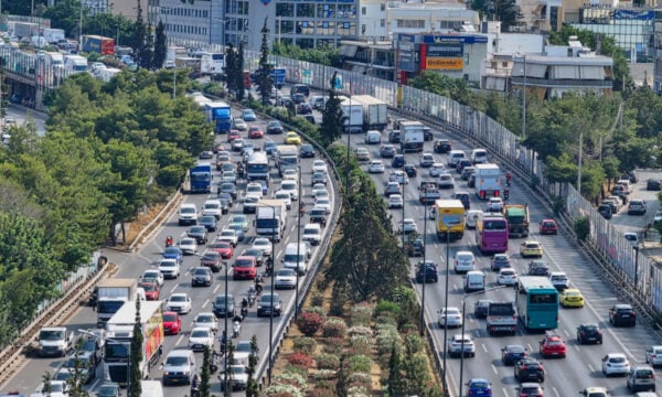 Κηφισός: Φωτιά σε όχημα κοντά στην Πέτρου Ράλλη προκαλεί κυκλοφοριακά προβλήματα