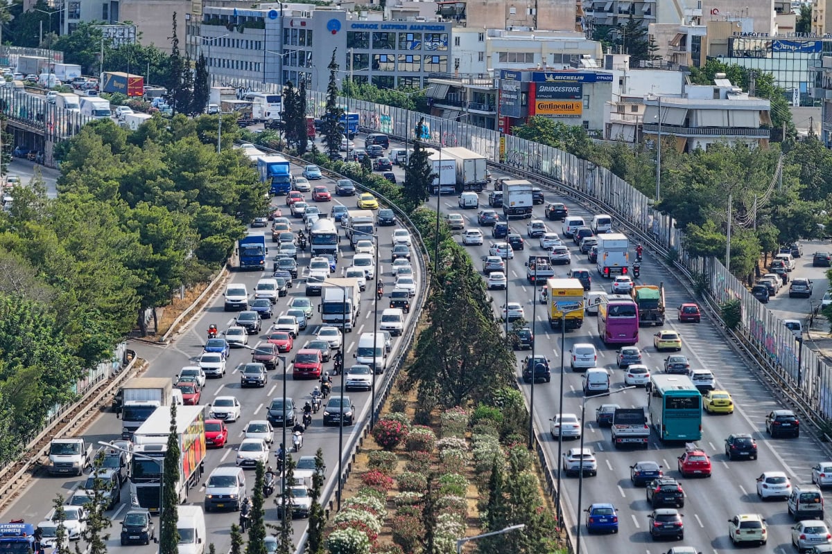 Κηφισός: Φωτιά σε όχημα κοντά στην Πέτρου Ράλλη προκαλεί κυκλοφοριακά προβλήματα