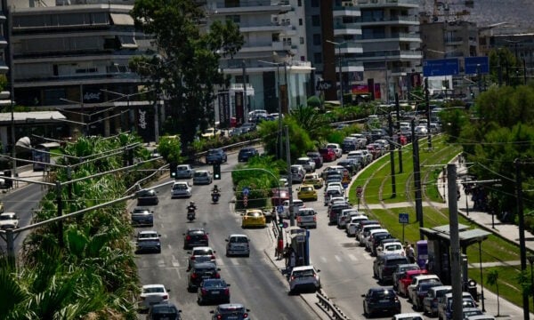 Ποσειδώνος: Η συσσώρευση υδάτων προκαλεί προβλήματα στο ύψος της Λ. Αμφιθέας