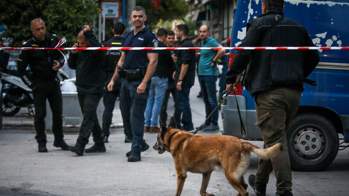 Έκρηξη στον Κολωνό: Ένοικος περιγράφει την καταστροφή – «Γκρεμίστηκε ακόμη και η πόρτα του διαμερίσματός μου» 1 Έκρηξη στον Κολωνό: Ένοικος περιγράφει την καταστροφή – «Γκρεμίστηκε ακόμη και η πόρτα του διαμερίσματός μου»