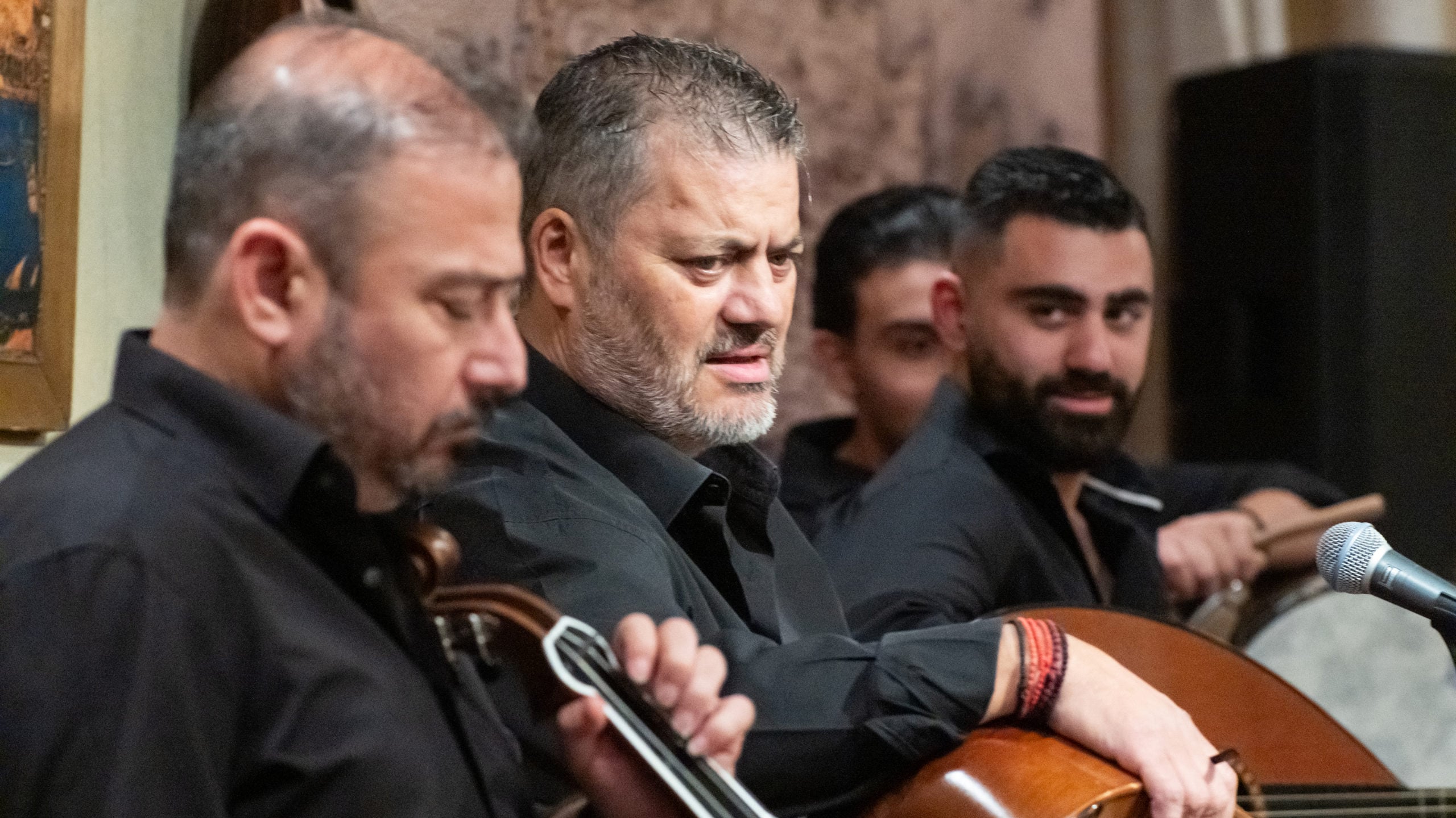 Δυο μαύρα πουκάμισα: Ο Νικήτας και η Ελπίδα παντρεύονται με τον Μανώλη Κονταρό στο γλέντι