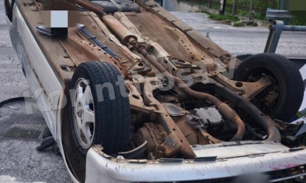 Σοβαρό τροχαίο έξω από την Κόρινθο: Αναποδογύρισε αυτοκίνητο και τραυματίστηκε μία γυναίκα