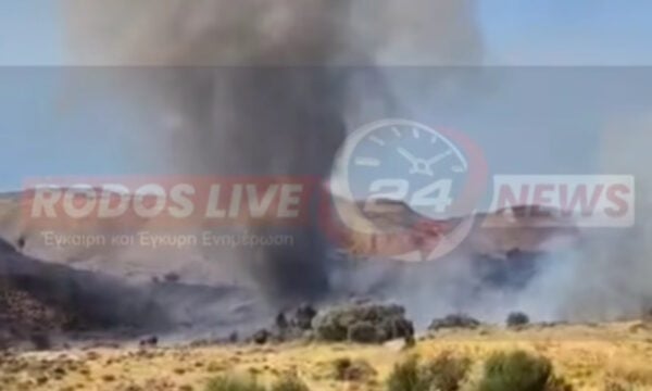 Κως: «Ανεμοστρόβιλος» καπνού στη φωτιά της Καρδάμαινας – Απογειώθηκε ελικόπτερο