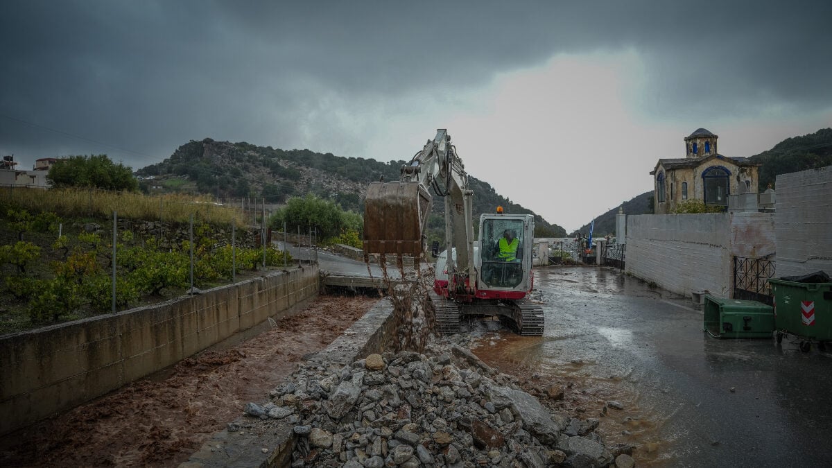 Κακοκαιρία στην Κρήτη: Τεράστιος βράχος έπεσε σε αυτοκίνητο στην Ιεράπετρα – Μπαράζ 112 και εικόνες καταστροφής 3 Κακοκαιρία στην Κρήτη: Τεράστιος βράχος έπεσε σε αυτοκίνητο στην Ιεράπετρα – Μπαράζ 112 και εικόνες καταστροφής