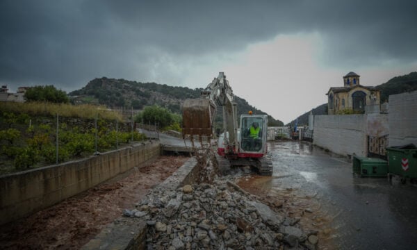 Κακοκαιρία στην Κρήτη: Τεράστιος βράχος έπεσε σε αυτοκίνητο στην Ιεράπετρα – Μπαράζ 112 και εικόνες καταστροφής