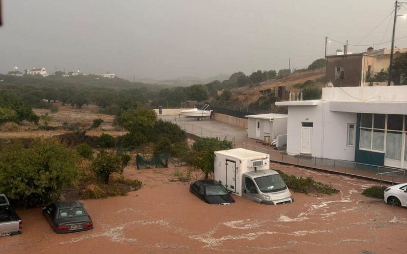 Κρήτη: Η κακοκαιρία σαρώνει το νησί – Πλημμύρισαν σπίτια, θάφτηκαν αυτοκίνητα, ξεχείλισε ποταμός στα Ζωνιανά 11 Κρήτη: Η κακοκαιρία σαρώνει το νησί – Πλημμύρισαν σπίτια, θάφτηκαν αυτοκίνητα, ξεχείλισε ποταμός στα Ζωνιανά