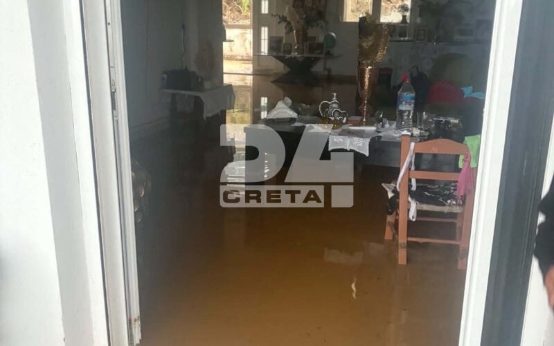 Κρήτη: Η κακοκαιρία σαρώνει το νησί – Πλημμύρισαν σπίτια, θάφτηκαν αυτοκίνητα, ξεχείλισε ποταμός στα Ζωνιανά 13 Κρήτη: Η κακοκαιρία σαρώνει το νησί – Πλημμύρισαν σπίτια, θάφτηκαν αυτοκίνητα, ξεχείλισε ποταμός στα Ζωνιανά