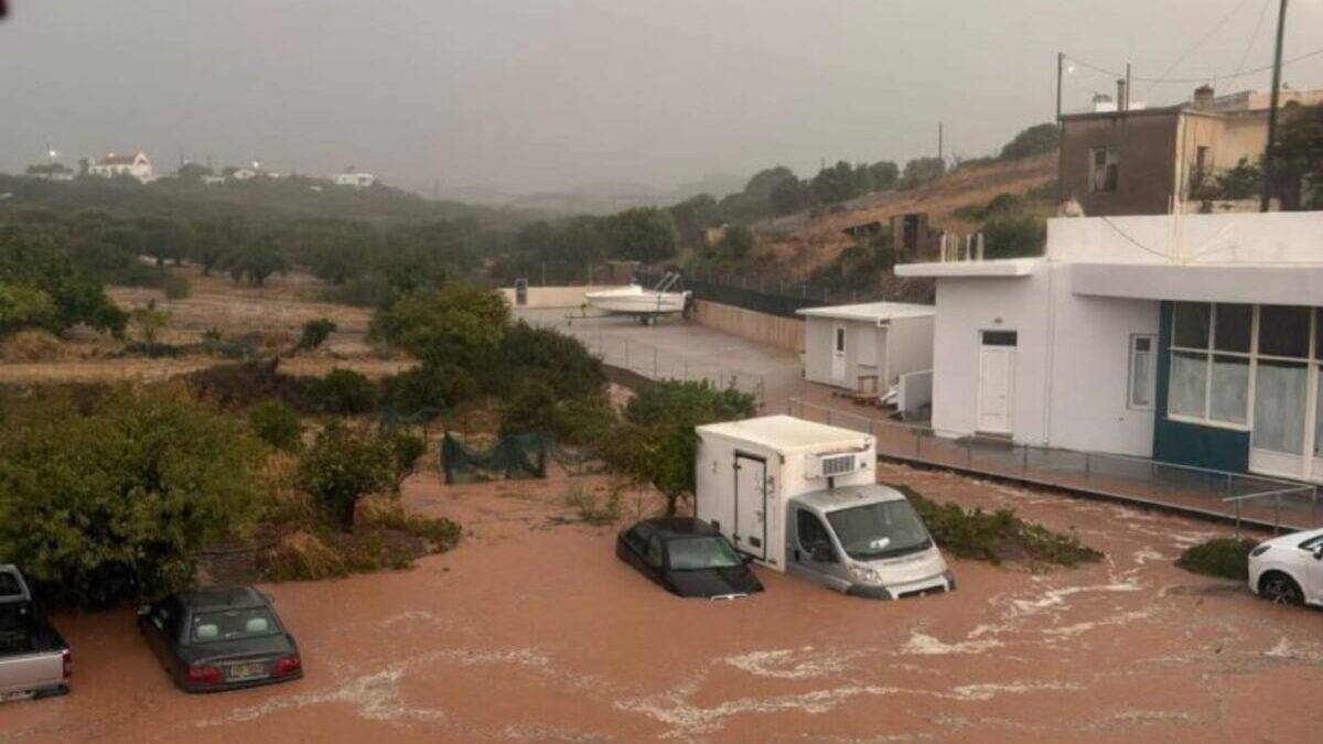 Κρήτη: Η κακοκαιρία σαρώνει το νησί – Πλημμύρισαν σπίτια, θάφτηκαν αυτοκίνητα, ξεχείλισε ποταμός στα Ζωνιανά 5 Κρήτη: Η κακοκαιρία σαρώνει το νησί – Πλημμύρισαν σπίτια, θάφτηκαν αυτοκίνητα, ξεχείλισε ποταμός στα Ζωνιανά