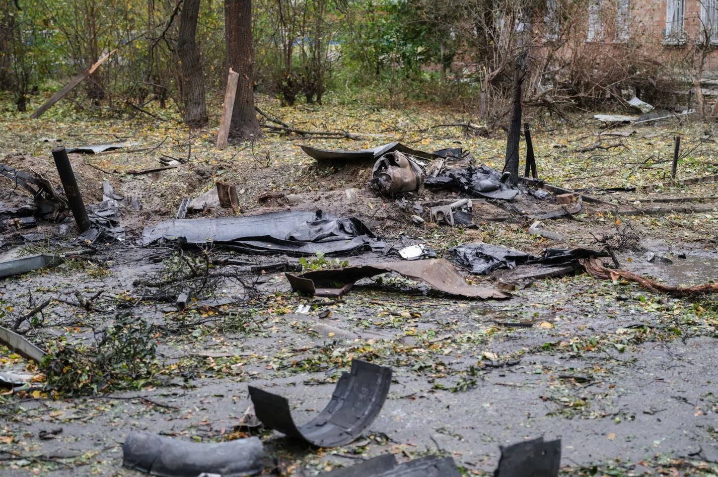 Ουκρανία: Ρωσικό drone χτύπησε το Κίεβο και τραυμάτισε επτά ανθρώπους – «Τα τζάμια έπεφταν βροχή, τα παιδιά έτρεξαν να σωθούν» 9 Συντρίμμια στο σημείο όπου κατέπεσε ρωσικό drone σε κατοικημένη περιοχή της συνοικίας Πετσέρσκ στο Κίεβο, την Πέμπτη (15/10). (Φωτογραφία: Serhii Korovayny / The Kyiv Independent)