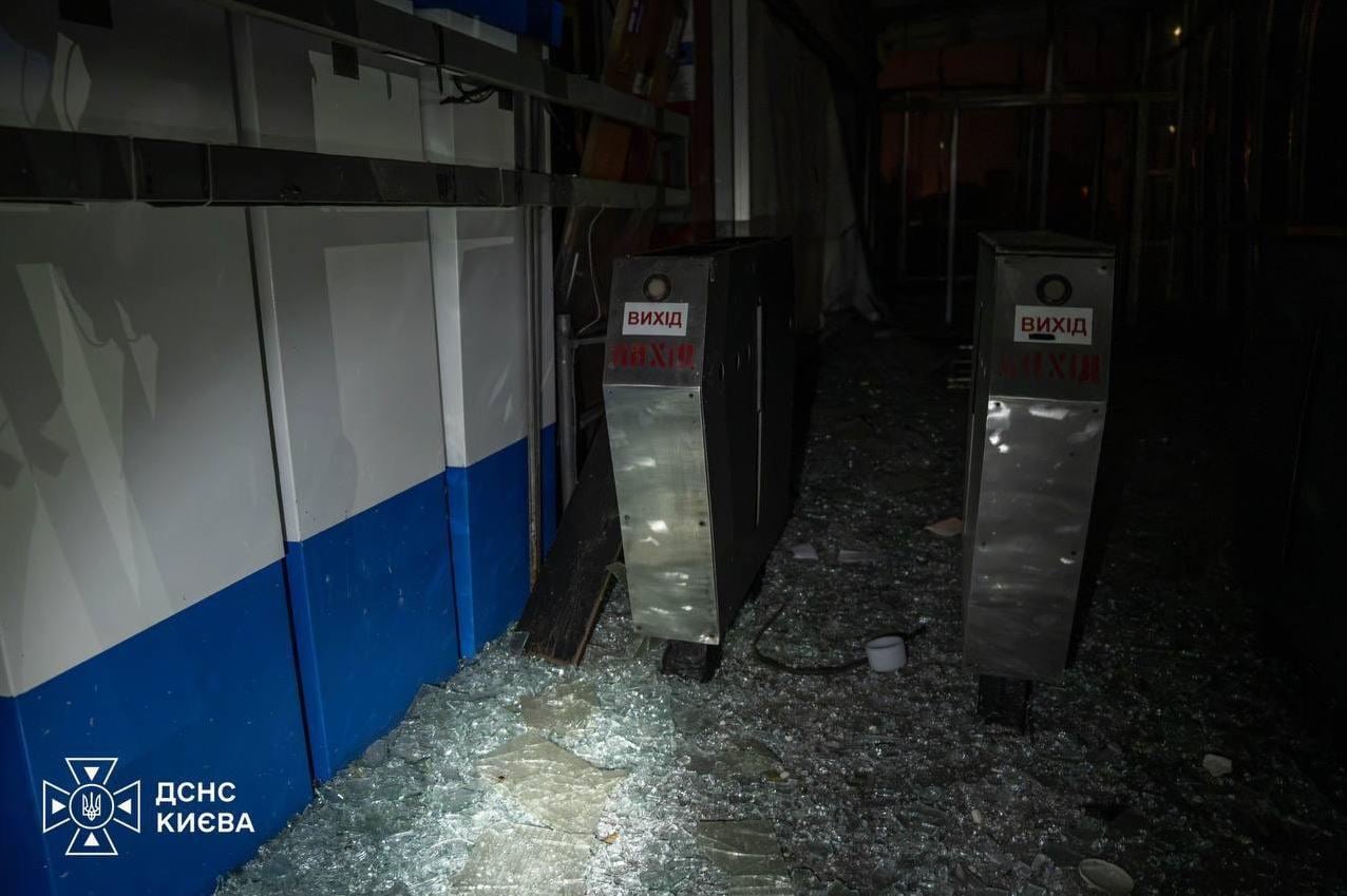 Κίεβο: Τρία κύματα ρωσικών πυραύλων μέσα στη νύχτα – Μία νεκρή, τραυματίες και ζημιές σε πολυκατοικίες 9 Κίεβο, 19 Οκτωβρίου 2026: Σπασμένα τζάμια και ζημιές στην είσοδο σταθμού του μετρό μετά τα νυχτερινά ρωσικά πυραυλικά πλήγματα. Φωτογραφία: Κρατική Υπηρεσία Αντιμετώπισης Εκτάκτων Αναγκών της Ουκρανίας