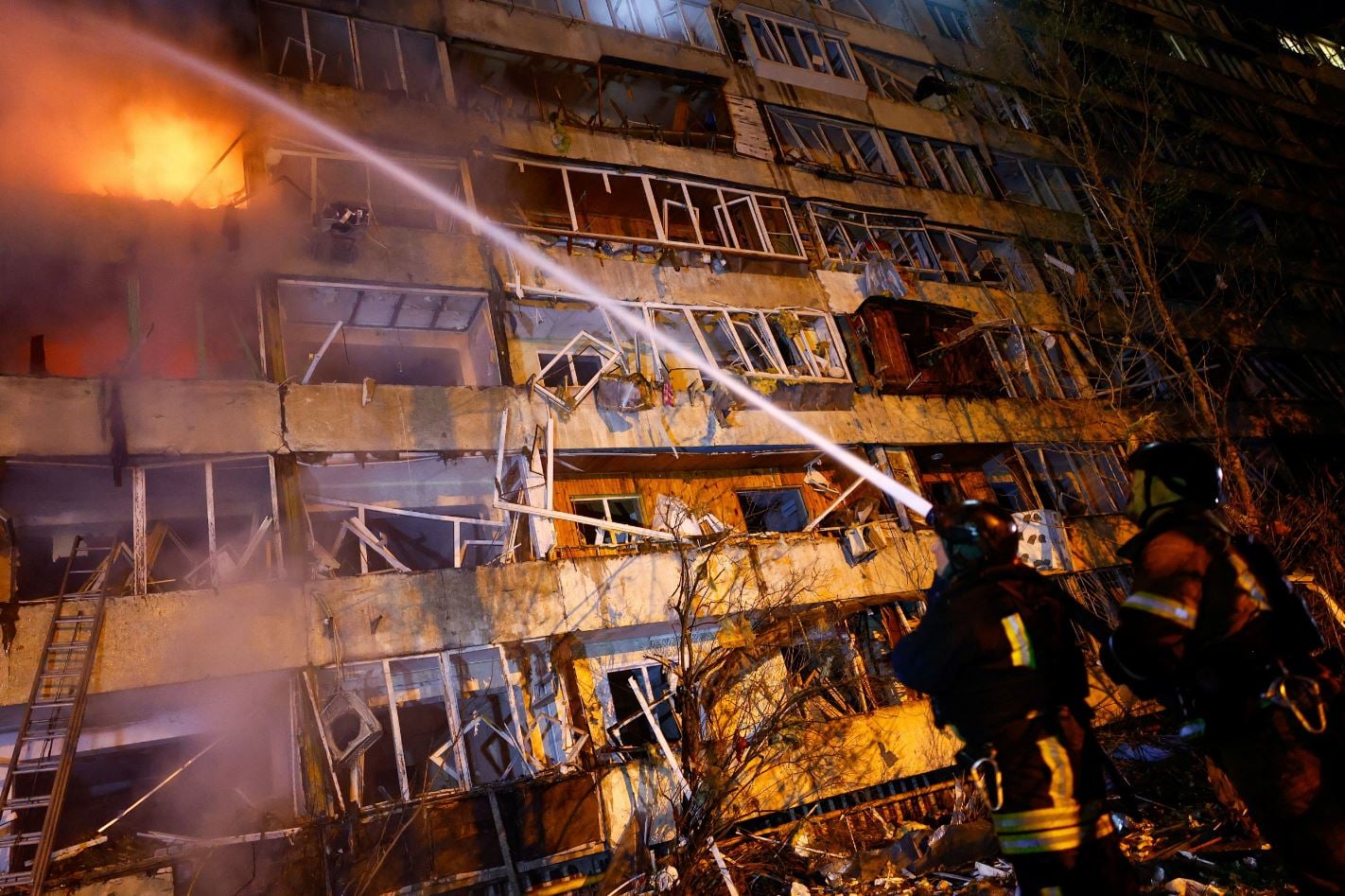 Ουκρανία: Περιορισμοί στο Starshield και ρωσικό σφυροκόπημα κάνουν αφόρητη την καθημερινότητα των αμάχων 11 Πυροσβέστες επιχειρούν σε πολυκατοικία που υπέστη ζημιές από ρωσική πυραυλική επίθεση στο Κίεβο της Ουκρανίας, την Τρίτη (13/10). (Φωτογραφία: REUTERS/Valentyn Ogirenko)
