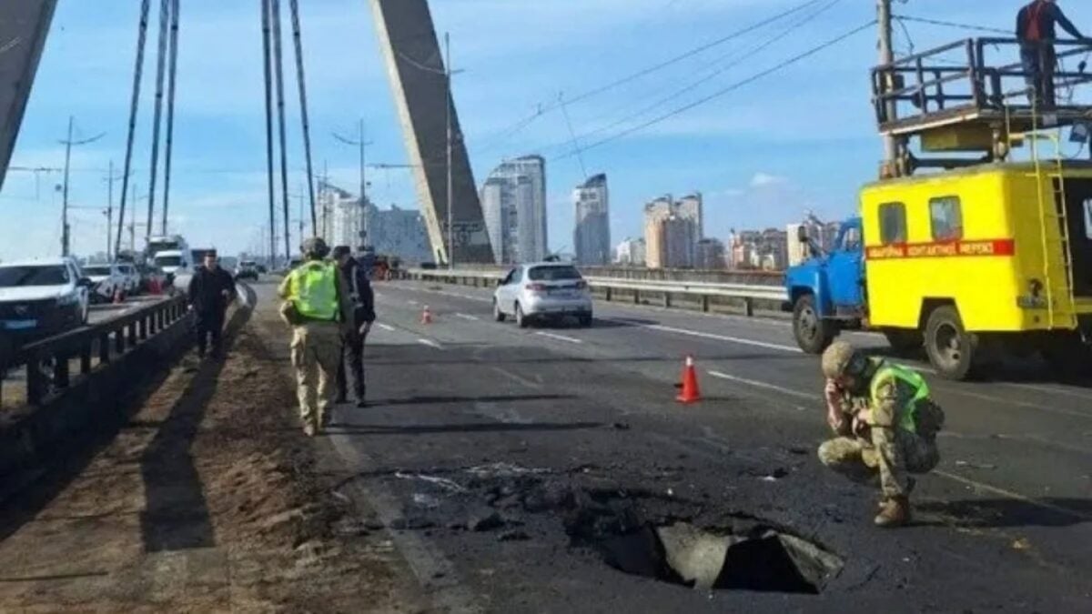 Ρωσία: Πλήγματα στη Βόρεια Γέφυρα του Κιέβου και σε δύο πλοία – Ζελένσκι: «Νομίζουν ότι δεν θα αντιδράσουμε;» 1 Ρωσία: Πλήγματα στη Βόρεια Γέφυρα του Κιέβου και σε δύο πλοία – Ζελένσκι: «Νομίζουν ότι δεν θα αντιδράσουμε;»