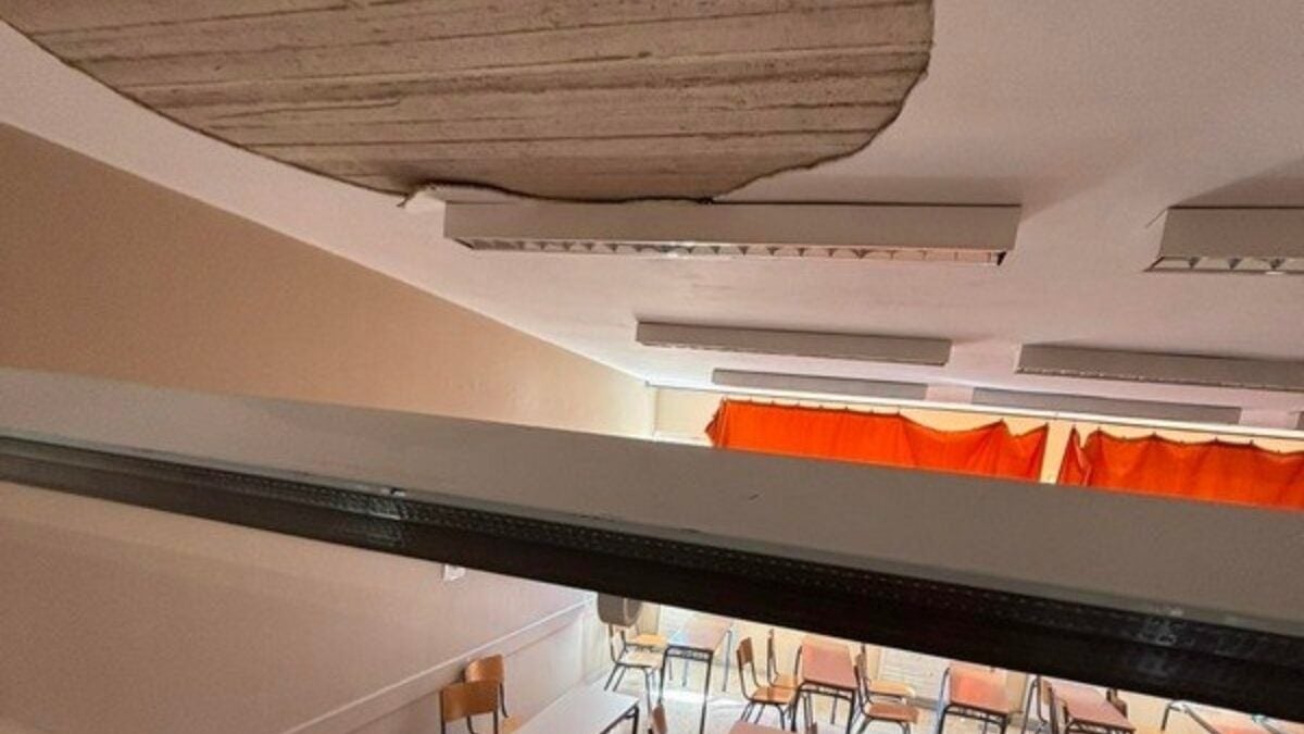 Λαμία: Σοβάδες έπεσαν πάνω σε μαθητές την ώρα του μαθήματος – 4 παιδιά στο νοσοκομείο 4 Λαμία: Σοβάδες έπεσαν πάνω σε μαθητές την ώρα του μαθήματος – 4 παιδιά στο νοσοκομείο