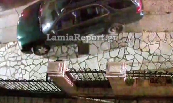 Λαμία: Οδηγός έπεσε με ταχύτητα σε παρκαρισμένα αυτοκίνητα και εξαφανίστηκε