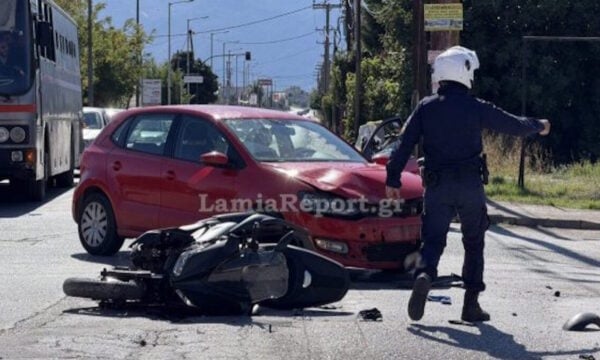 Λαμία: Σύγκρουση αυτοκινήτου με μηχανή σε διασταύρωση – Στο νοσοκομείο τραυματισμένοι οι δύο οδηγοί