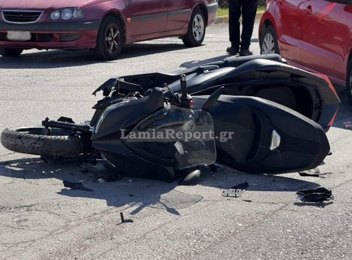 Λαμία: Σύγκρουση αυτοκινήτου με μηχανή σε διασταύρωση – Στο νοσοκομείο τραυματισμένοι οι δύο οδηγοί 15 Λαμία
