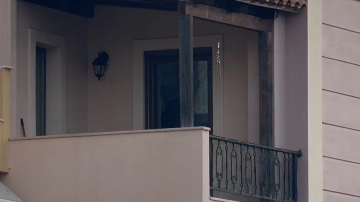 Λαύριο: Ο 32χρονος εισέβαλε με βαριοπούλα και μαχαίρωσε την πρώην του και τον σύντροφό της – Οι 5 καταγγελίες και το panic button 1 Λαύριο: Ο 32χρονος εισέβαλε με βαριοπούλα και μαχαίρωσε την πρώην του και τον σύντροφό της – Οι 5 καταγγελίες και το panic button