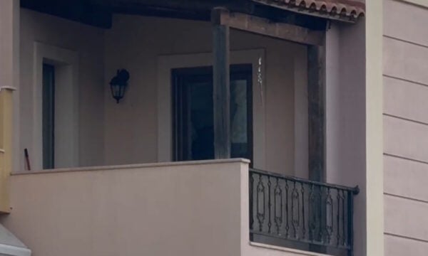 Λαύριο: Ο 32χρονος εισέβαλε με βαριοπούλα και μαχαίρωσε την πρώην του και τον σύντροφό της – Οι 5 καταγγελίες και το panic button