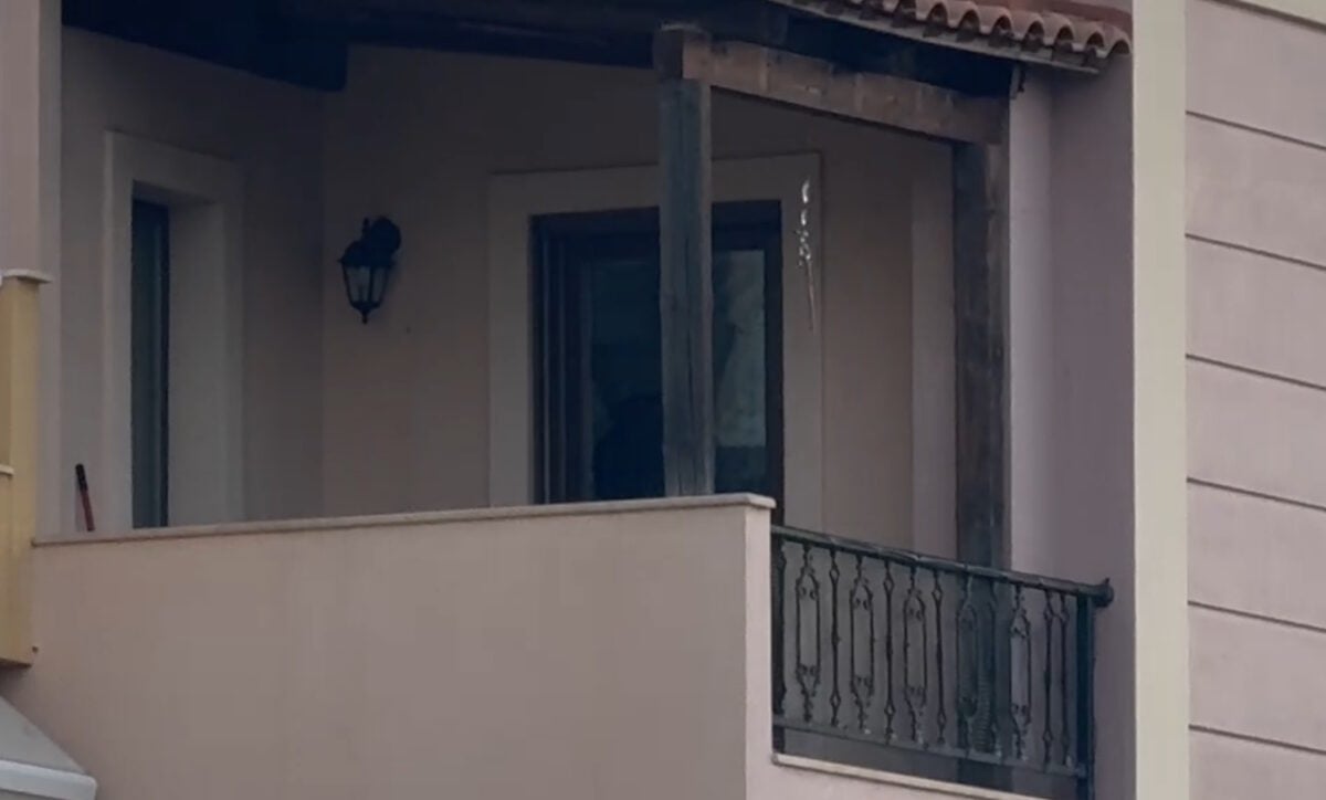 Λαύριο: Ο 32χρονος εισέβαλε με βαριοπούλα και μαχαίρωσε την πρώην του και τον σύντροφό της – Οι 5 καταγγελίες και το panic button