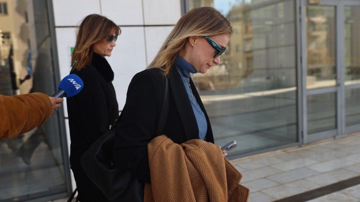 Λένα Δροσάκη: «Παγωμένη» μπροστά στην κάμερα στην πρώτη της αντίδραση για την αθώωση του Πέτρου Φιλιππίδη 10 Η Λένα Δροσάκη έξω από το Εφετείο Αθηνών