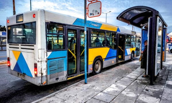 Καλλιθέα: Αυτοκίνητο έπεσε πάνω σε λεωφορείο αφού παραβίασε stop – Δύο τραυματίες