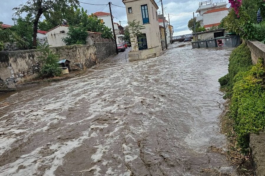 Λέσβος: Υπερχείλισε ποτάμι στη Σκάλα Ερεσού και παρέσυρε αυτοκίνητο – Δείτε βίντεο